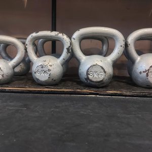 kettlebell-swings-oi-logoi-poy-prepei-na-valeis-aytin-tin-askisi-sti-zoi-soy (2)